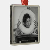 3つを提起している女性 メタルオーナメント (右)