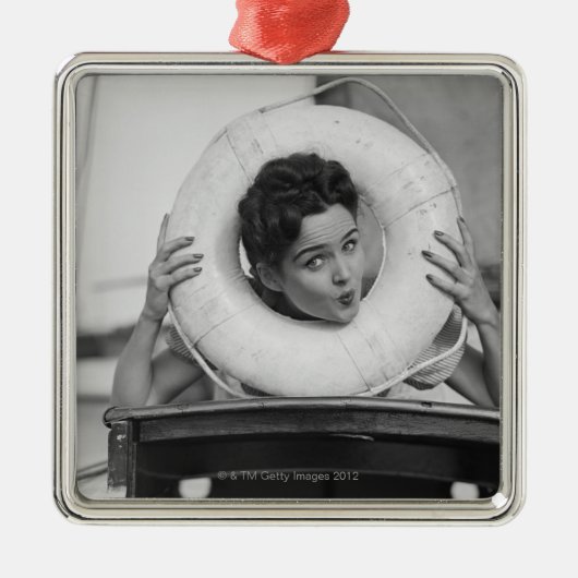 3つを提起している女性 メタルオーナメント (正面)