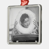 3つを提起している女性 メタルオーナメント (左)