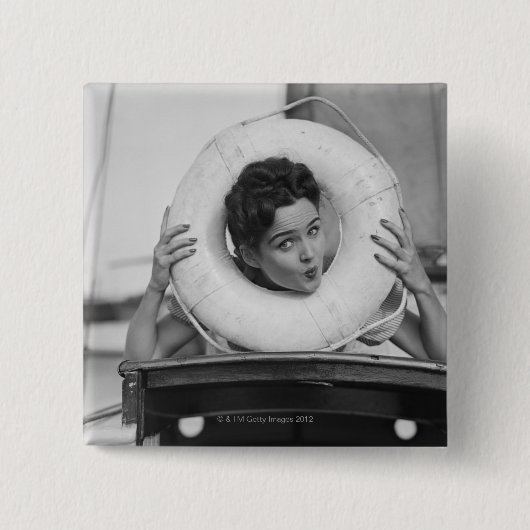 3つを提起している女性 缶バッジ (正面)