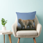 3つを走っているゴールデン・リトリーバー クッション (椅子)