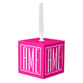 3イニシャルモノグラム |ホットピンクの白 キューブオーナメント (裏面アングル)