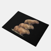 3キャピバラおもしろいカピバラユーモアのスタック動物 ドアマット (アングル)