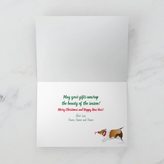 3シェットランド・ シープドッグが贈り物の包みを解き、折り畳まれたクリスマス シーズンカード (内部)