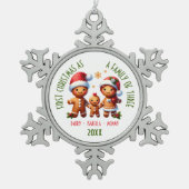 3ジンジャーブレッド家族の家族としての第1クリスマス スノーフレークピューターオーナメント (正面)