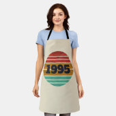 3パーソナライズされたヴィンテージ30歳の誕生日パーティー エプロン (着用した状態)