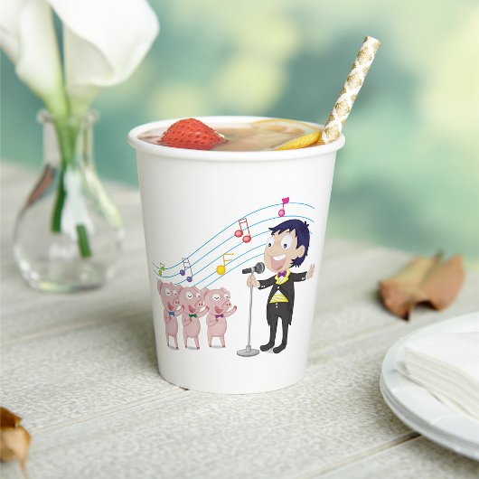 3ピッグ合唱団で歌う少年 紙コップ