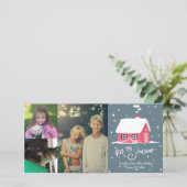 3フォトコラージュ名前をカスタムするスノーウィーハウスクリスマス シーズンカード (スタンド正面)