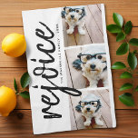 3フォトコラージュ – Merry モダン Christmas Rejoice キッチンタオル<br><div class="desc">3つの写真を使用しユニークて、白黒のテーマとトレンディーメリークリスマスグリーティングを作る。変更をもし行うにはのまわりにクリック、ボタンにカスタマイズ何も移動する必要がある。</div>