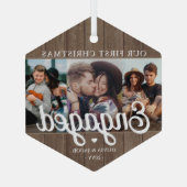 3フォト初めてのクリスマス婚約した素朴フェイク木材 ガラスオーナメント (裏面)