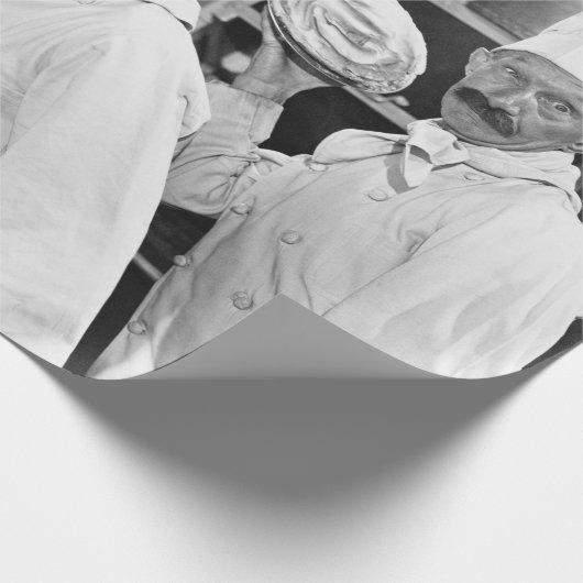 3人のシェフが子牛の喧嘩のためにパイを持っていた ラッピングペーパー (角)