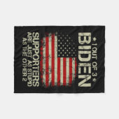 3人のバイデン支持者のうち1人は他の2人と同じくらい馬鹿だ フリースブランケット (正面(横))