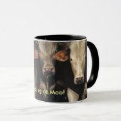 3人の友達は、ここにMooのコーヒー・マグを見ています マグカップ (正面右)