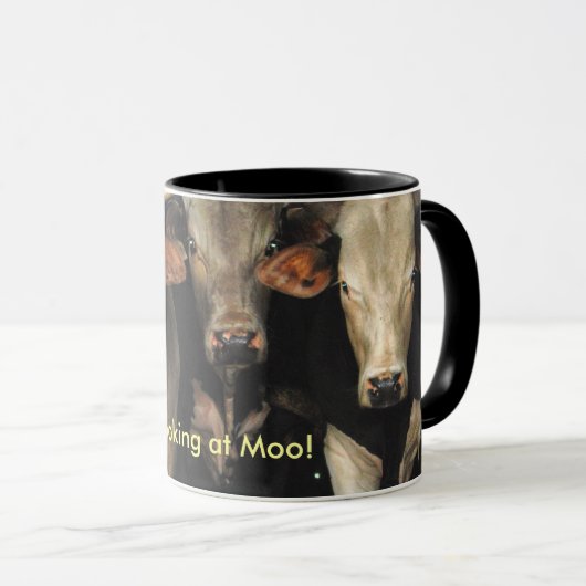 3人の友達は、ここにMooのコーヒー・マグを見ています マグカップ (正面右)