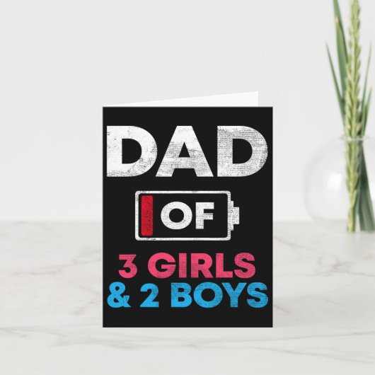 3人の女の子と2人の男の子のバッテリー残量が低いパパの日 カード (正面)