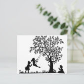 3人の女の子、木のスイングと摘み花 ポストカード (スタンド正面)