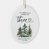 3人の家族としての冬の森の初めてのクリスマス セラミックオーナメント (右)