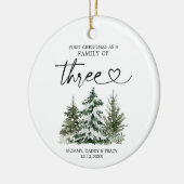 3人の家族としての冬の森の初めてのクリスマス セラミックオーナメント (左)