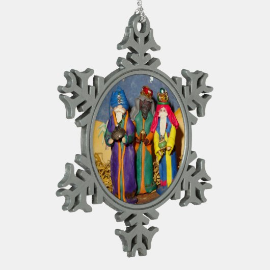 3人の王がクリスマスのベビーに贈り物を運ぶ スノーフレークピューターオーナメント (左)