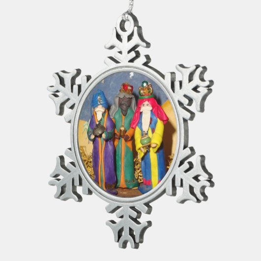 3人の王がクリスマスのベビーに贈り物を運ぶ スノーフレークピューターオーナメント (右)