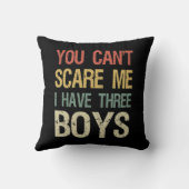 3人の男の子がいるから怖がらせるな クッション (裏面)