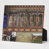 3人の男性がメモリアル・コーテンのベンチに座る フォトプラーク (側面)