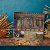 3人の男性がメモリアル・コーテンのベンチに座る フォトプラーク (側面)