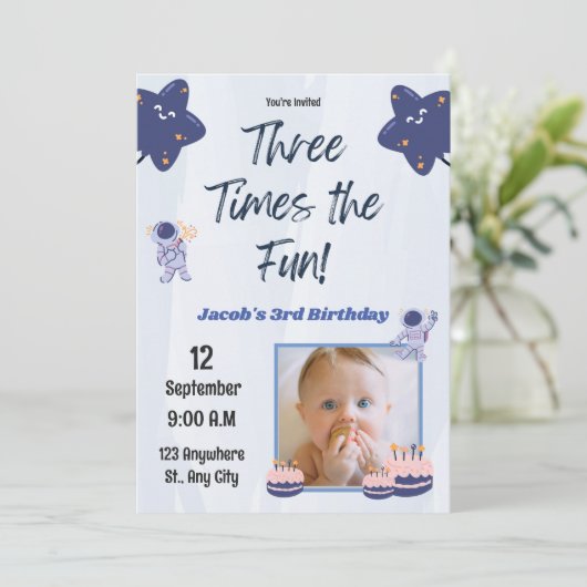 3倍のおもしろい、カスタマイズ可能な3回目の誕生日 招待状 (スタンド正面)