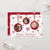 3写真レッドバウブルオーナメント&スノーフレークスホリデー カード (正面/裏面インサイチュ)