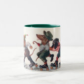 3匹のスケートで滑るダックスフント-人間の形をした犬 ツートーンマグカップ (中央)