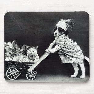 3匹の子猫を馬車に乗せたワンちゃん マウスパッド