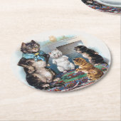 3匹の小さな子猫と母のルイス・ワイン ラウンドペーパーコースター (アングル)