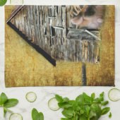 3匹の小さな豚が納屋で雪素朴を眺めている キッチンタオル (折り畳み)