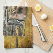 3匹の小さな豚が納屋で雪素朴を眺めている キッチンタオル (四つ折り)