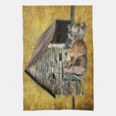 3匹の小さな豚が納屋で雪素朴を眺めている キッチンタオル (縦)