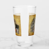 3匹の小さな豚が納屋で雪素朴を眺めている タンブラーグラス (右)