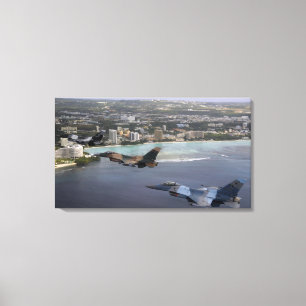 3匹のF-16戦いの《鳥》ハヤブサは形成で飛びます キャンバスプリント