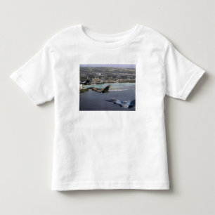 3匹のF-16戦いの《鳥》ハヤブサは形成で飛びます トドラーTシャツ