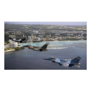 3匹のF-16戦いの《鳥》ハヤブサは形成で飛びます フォトプリント