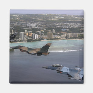 3匹のF-16戦いの《鳥》ハヤブサは形成で飛びます マグネット