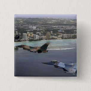 3匹のF-16戦いの《鳥》ハヤブサは形成で飛びます 缶バッジ