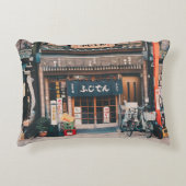 3台の自転車を前に置く建物 アクセントクッション (正面)