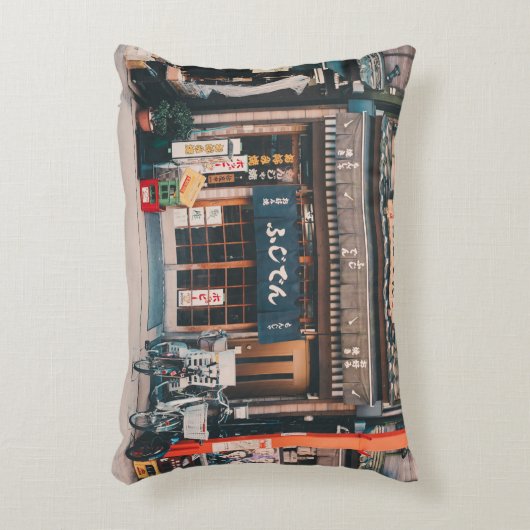 3台の自転車を前に置く建物 アクセントクッション (正面(垂直))