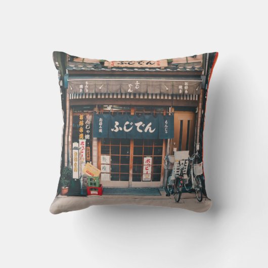 3台の自転車を前に置く建物 クッション (裏面)