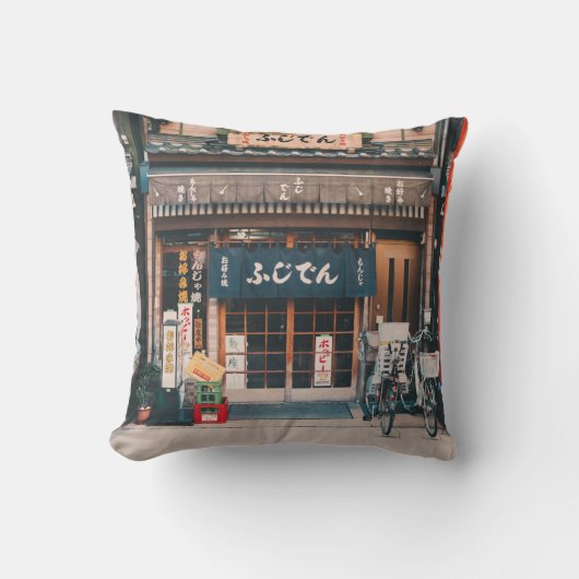 3台の自転車を前に置く建物 クッション (正面)