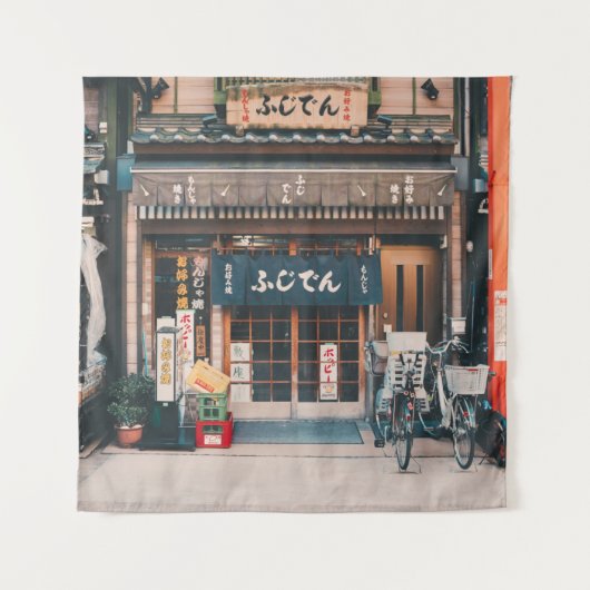 3台の自転車を前に置く建物 タペストリー (正面)