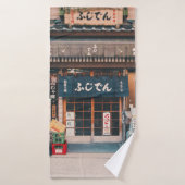 3台の自転車を前に置く建物 バスタオル (バスタオル)