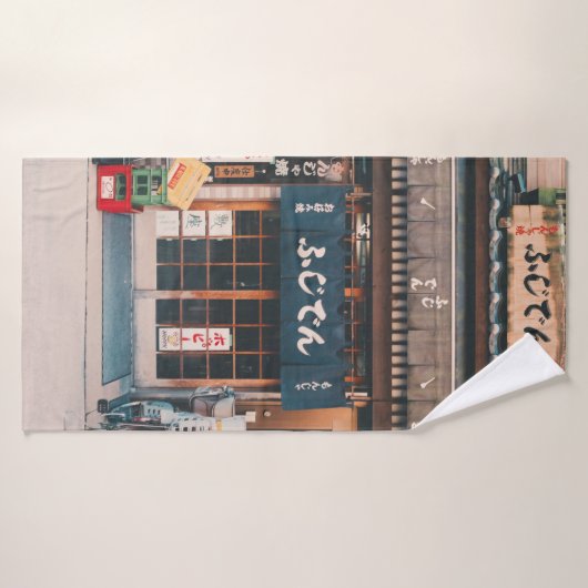 3台の自転車を前に置く建物 バスタオル (バスタオル)