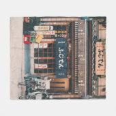 3台の自転車を前に置く建物 フリースブランケット (正面(横))