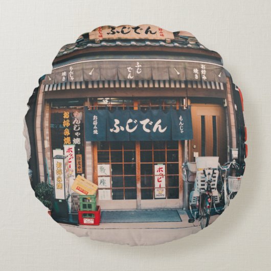 3台の自転車を前に置く建物 ラウンドクッション (正面)